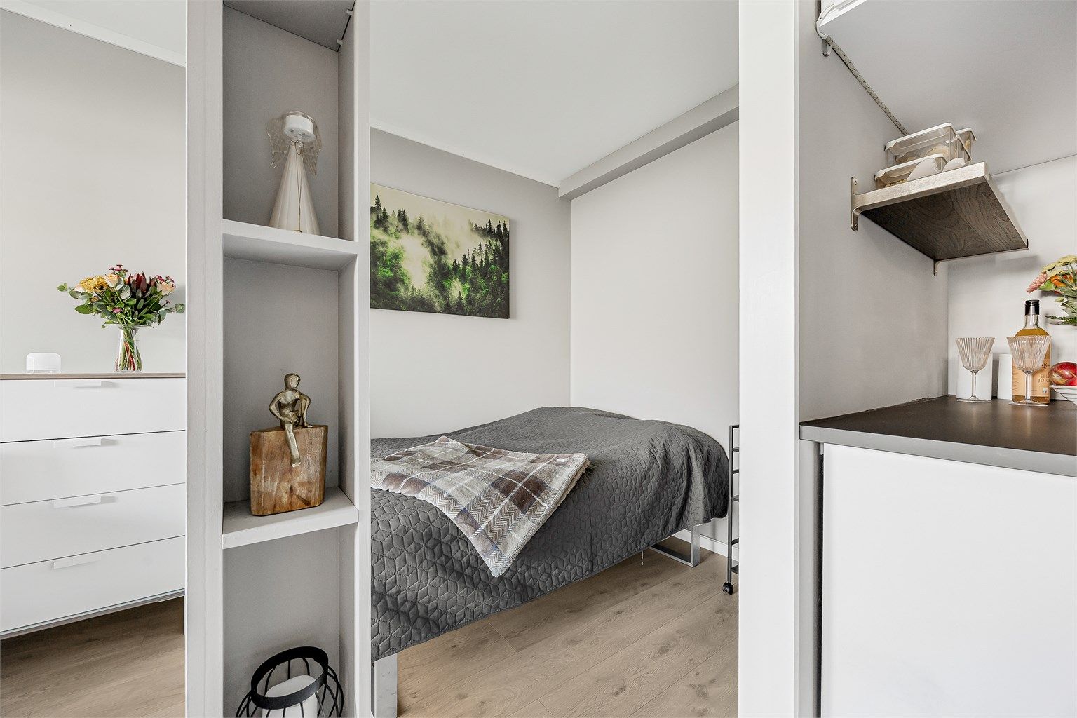 Sovealkoven er skjermet fra stuen og har plass til seng.