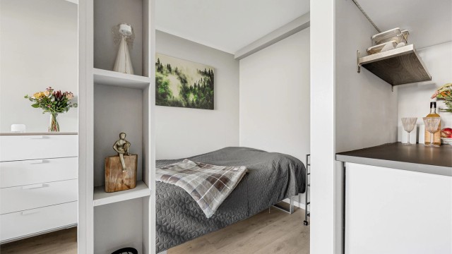 Sovealkoven er skjermet fra stuen og har plass til seng.