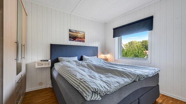 Soverom i første etasje med plass til dobbeltseng og garderobeskap.