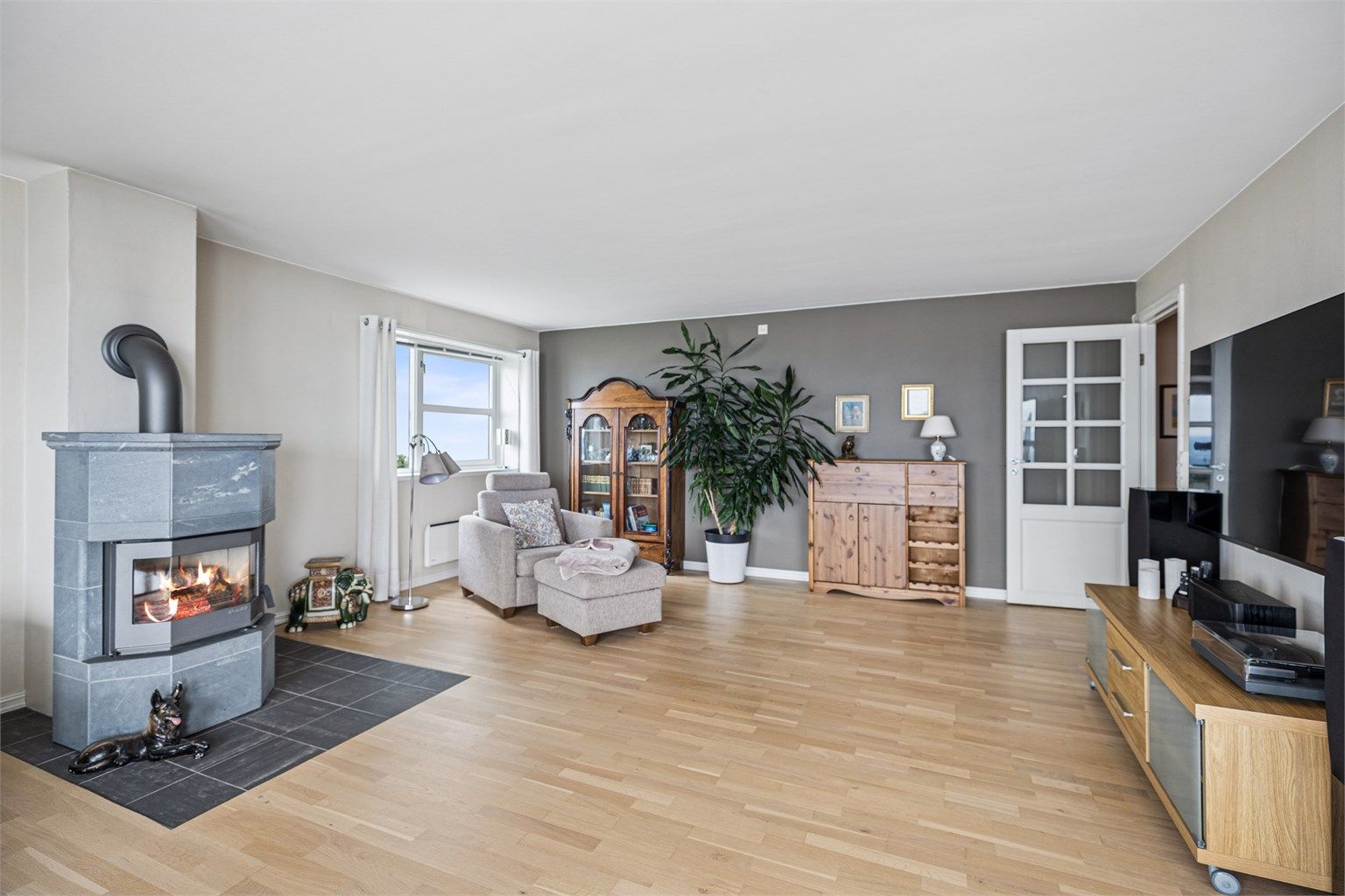 For ekstra hygge og varme på kalde kvelder kan det fyres opp i den flotte klebersteinsovnen.