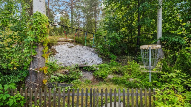 Fra hagen er det direkte tilgang til skogen og et rikt nettverk av turstier.