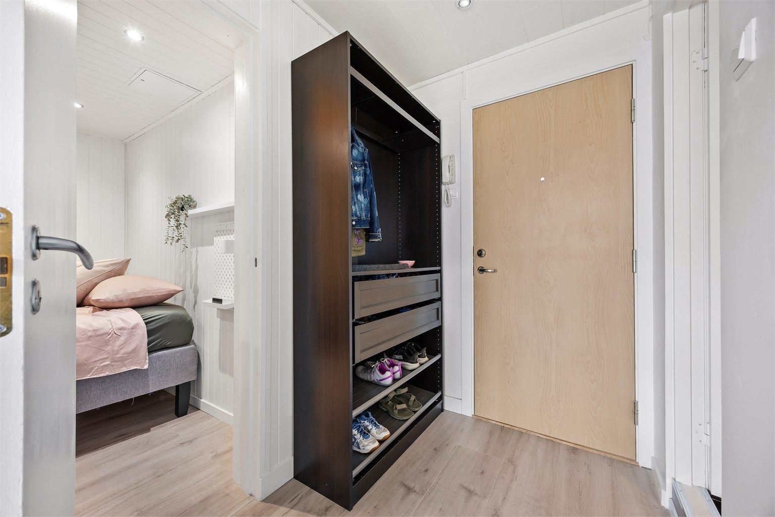 Romslig entre med god plass til skap for oppbevaring av yttertøy