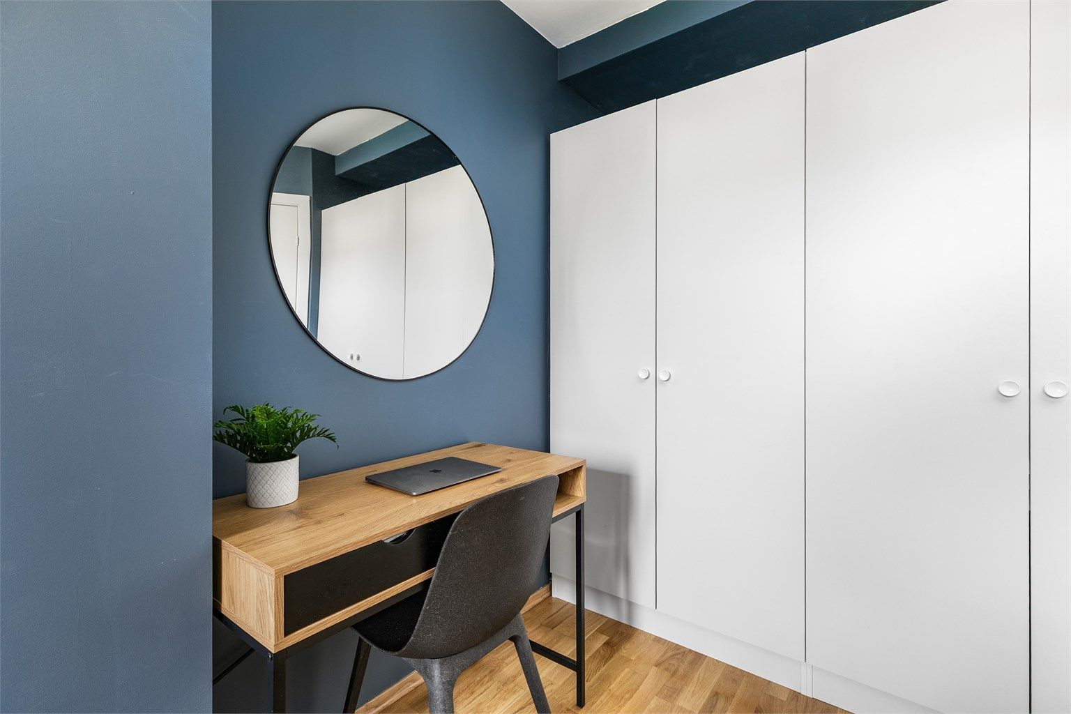 Soverommets bakvegg er utnyttet med doble garderobeskap som medfølger. Skyvedørsgarderobe er et hendig alternativ samme sted.