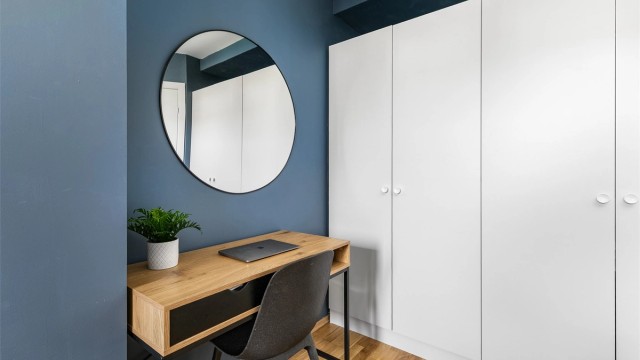 Soverommets bakvegg er utnyttet med doble garderobeskap som medfølger. Skyvedørsgarderobe er et hendig alternativ samme sted.