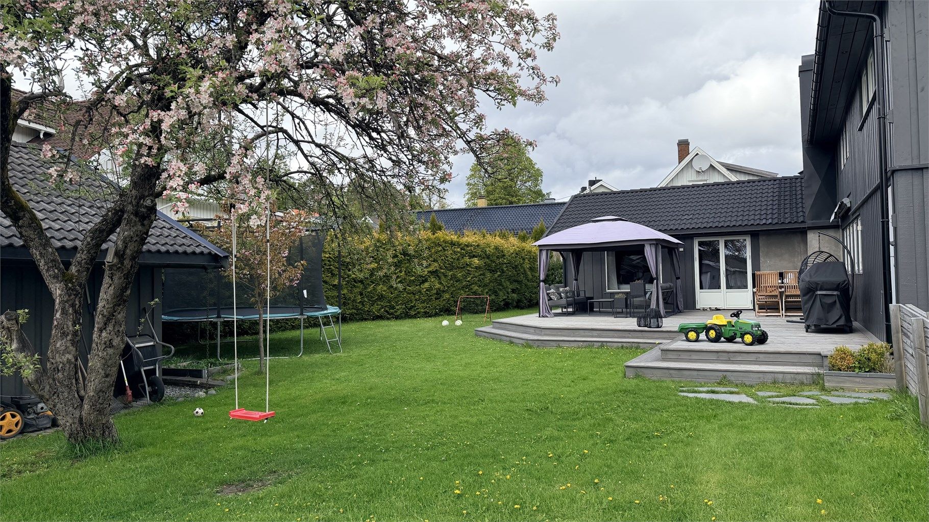 God plass til trampoline, fotballmål, etc. i hagen