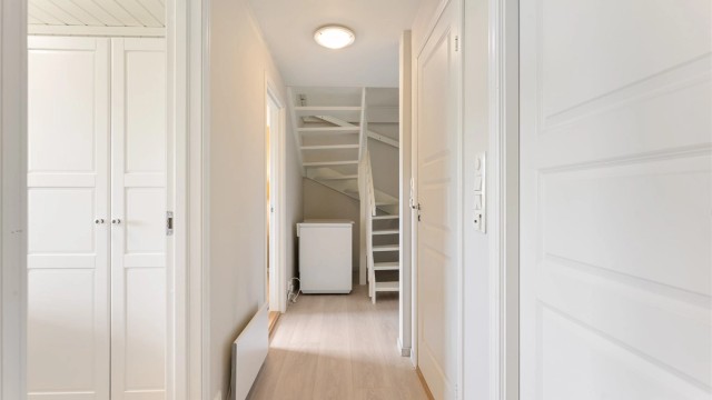 I underetasjen har du gang, bad, toalettrom, tre soverom og bod