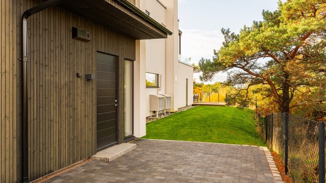 Hybelens inngangsparti, adskilt og tilbaketrukket fra hoveddelens gårdsplass.