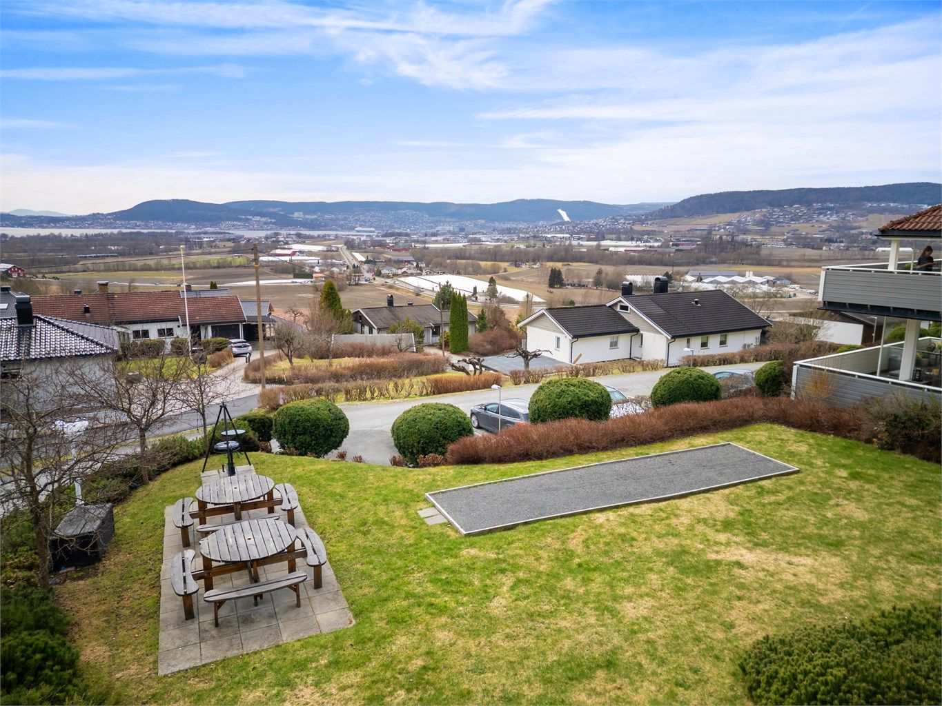 Sameiet har pent opparbeidede fellesarealer med plen, sittegrupper og petanquebane.