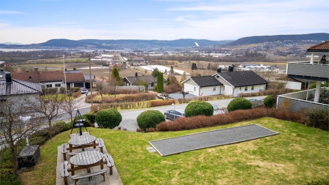 Sameiet har pent opparbeidede fellesarealer med plen, sittegrupper og petanquebane.