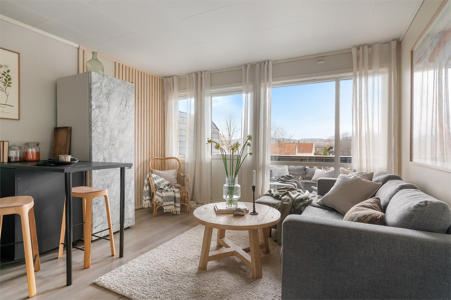 En lys og gjennomgående 2-roms andelsleilighet med god planløsning og solrik balkong!