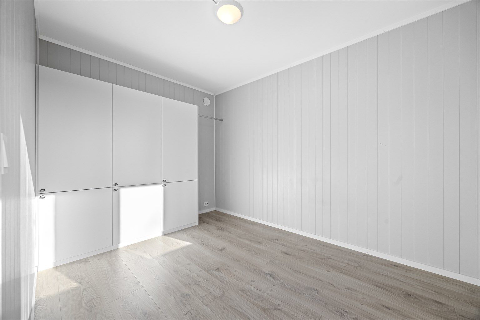 Hovedsoverom med praktisk garderobe og plass til dobbeltseng.