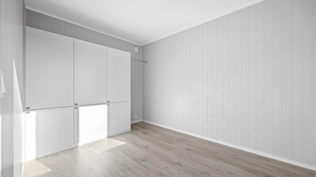Hovedsoverom med praktisk garderobe og plass til dobbeltseng.