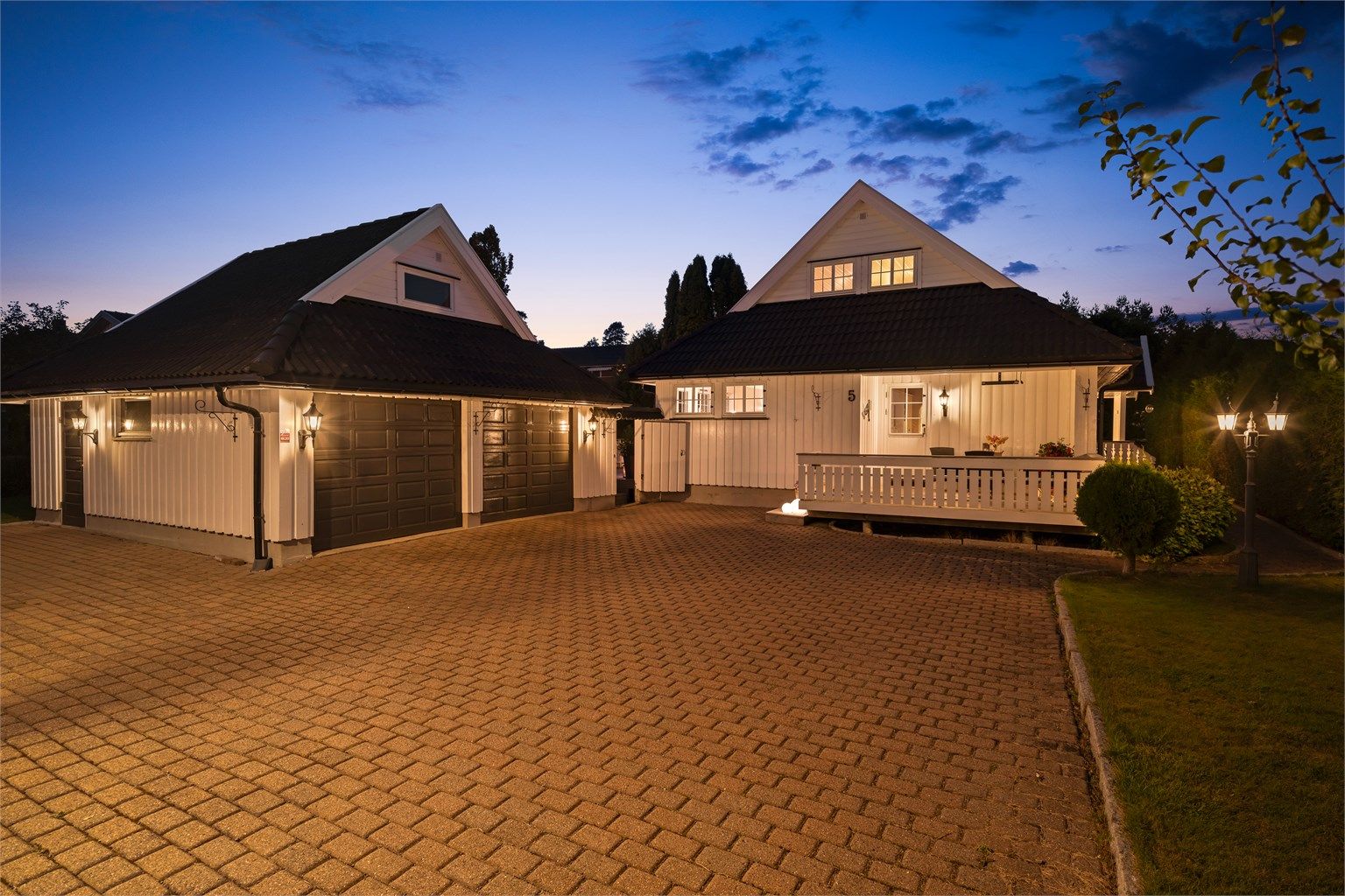 Eneboligen i Hroars vei 5 ble oppført i 1989 med en praktisk og familievennlig romløsning over to etasjer.