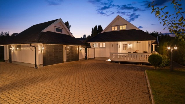 Eneboligen i Hroars vei 5 ble oppført i 1989 med en praktisk og familievennlig romløsning over to etasjer.