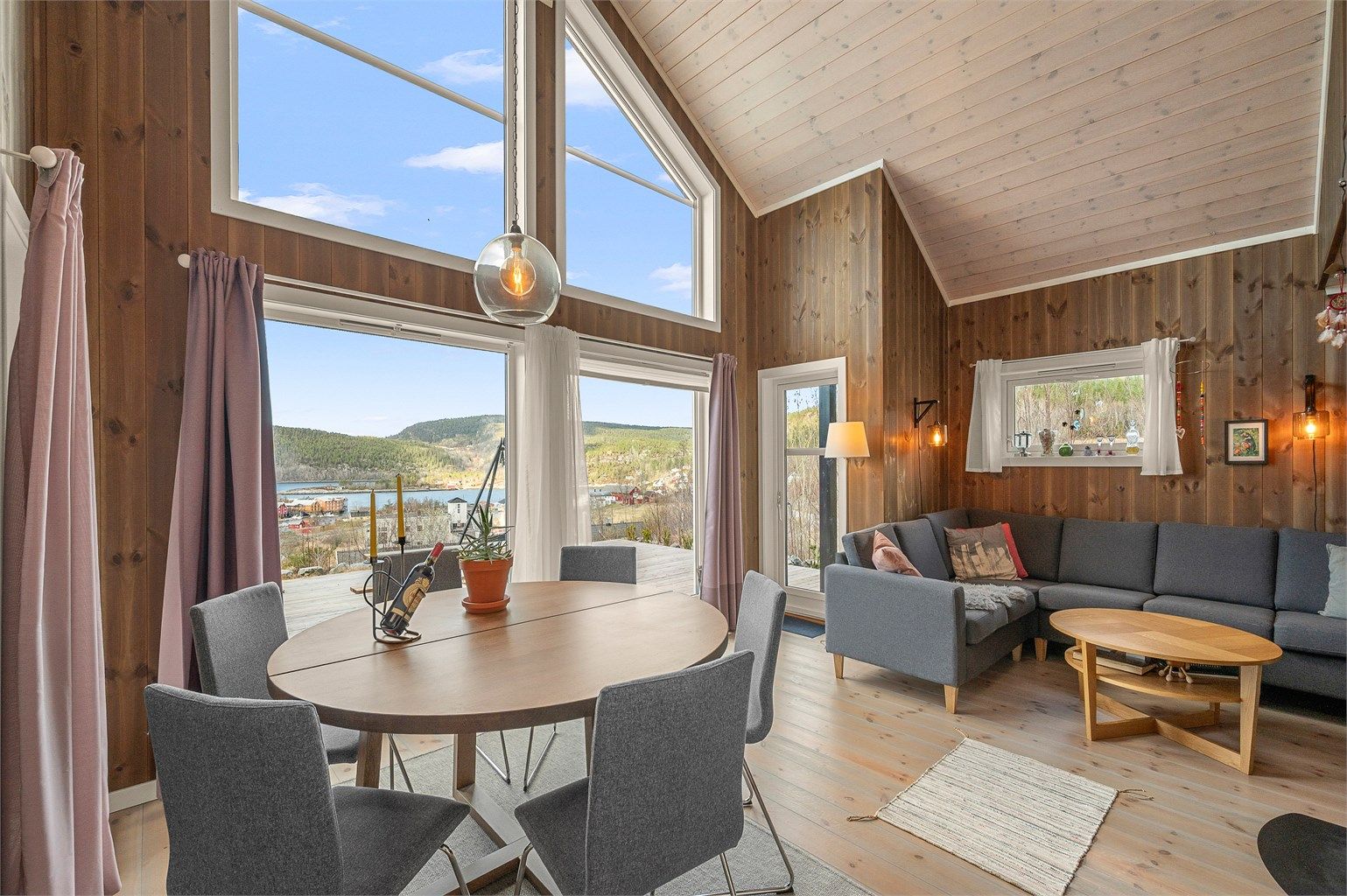 Lys og innbydende stue med åpen løsning mot spisestue og store vindusflater som gir fantastisk utsikt og godt med dagslys. Stue- og kjøkkenarealet måler til sammen romslige 24,9 kvm. 