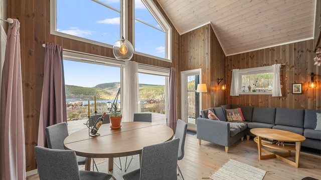 Lys og innbydende stue med åpen løsning mot spisestue og store vindusflater som gir fantastisk utsikt og godt med dagslys. Stue- og kjøkkenarealet måler til sammen romslige 24,9 kvm.