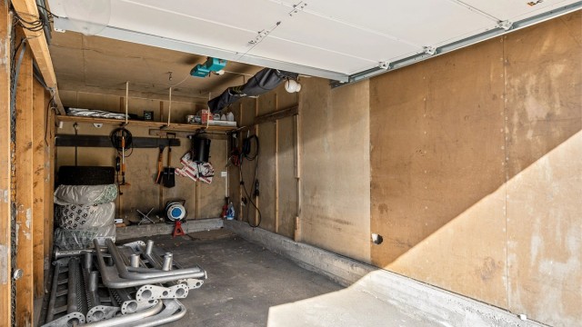 Garasjeplassen gir god plass til parkering, dekklagring og verktøy.