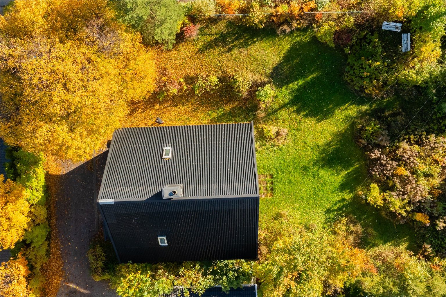 Romslig tomt med stort potensiale på 877 kvm.