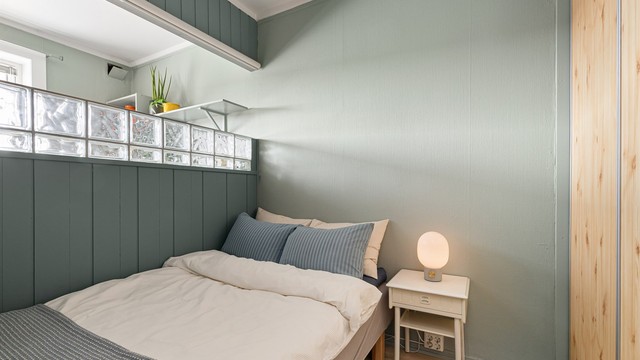 I tillegg til seng og nattbord er det også en skyvedørsgarderobe for klesoppbevaring og et overskap med rom til ekstra lagring