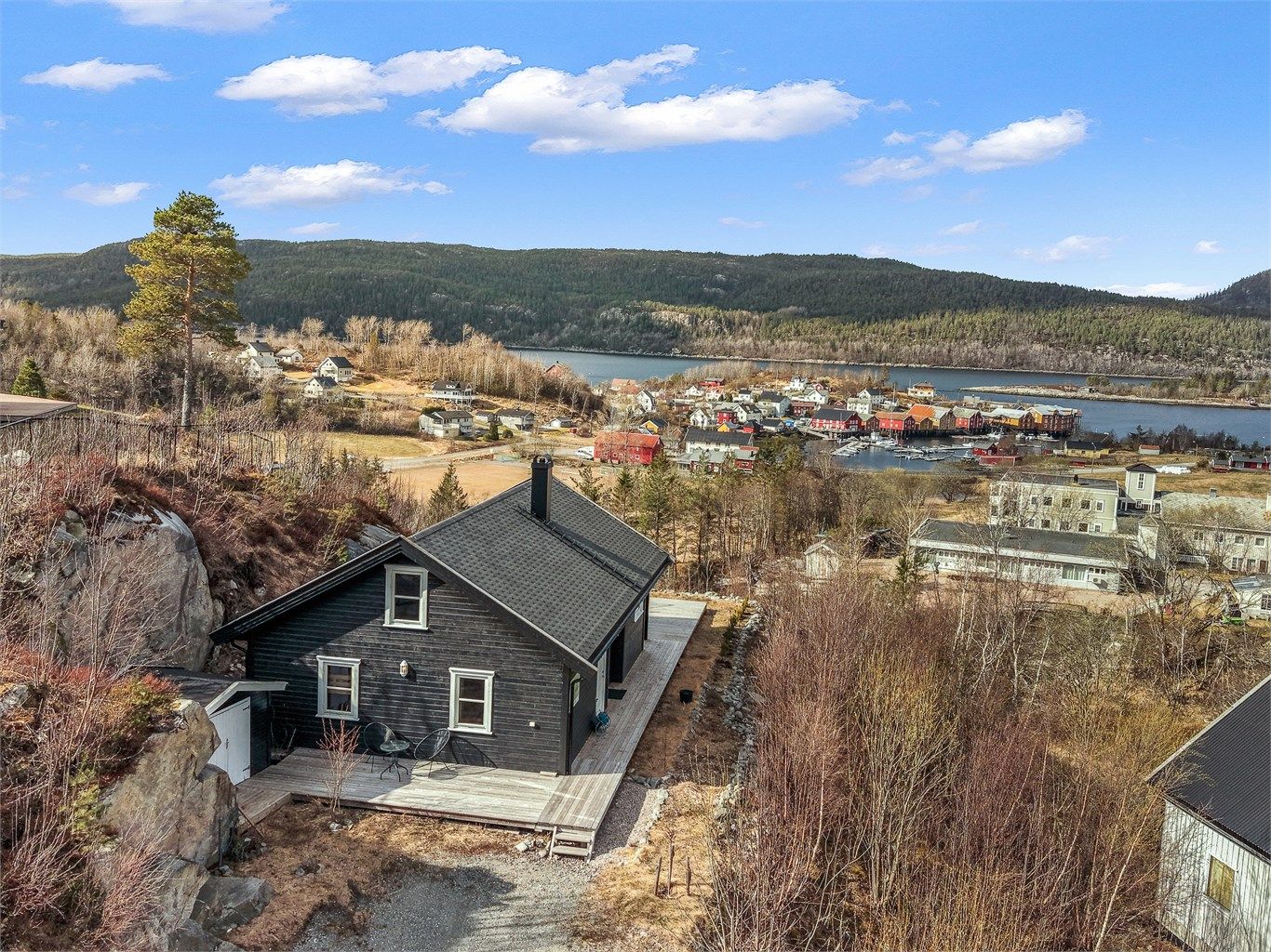 Mathandelen kan du ta på Coop Marked Råkvåg, kun 11 minutters spasertur unna. Joker Hsubysjøen ligger også ca. 5 minutter med bil unna. For et bredere utvalg av servicetilbud ligger Botngård ca. 36 minutter unna med bil.