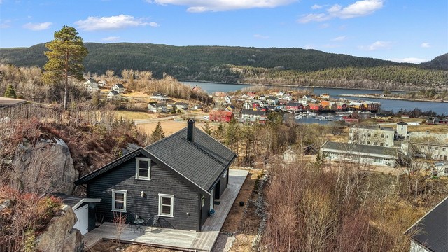 Mathandelen kan du ta på Coop Marked Råkvåg, kun 11 minutters spasertur unna. Joker Hsubysjøen ligger også ca. 5 minutter med bil unna. For et bredere utvalg av servicetilbud ligger Botngård ca. 36 minutter unna med bil.