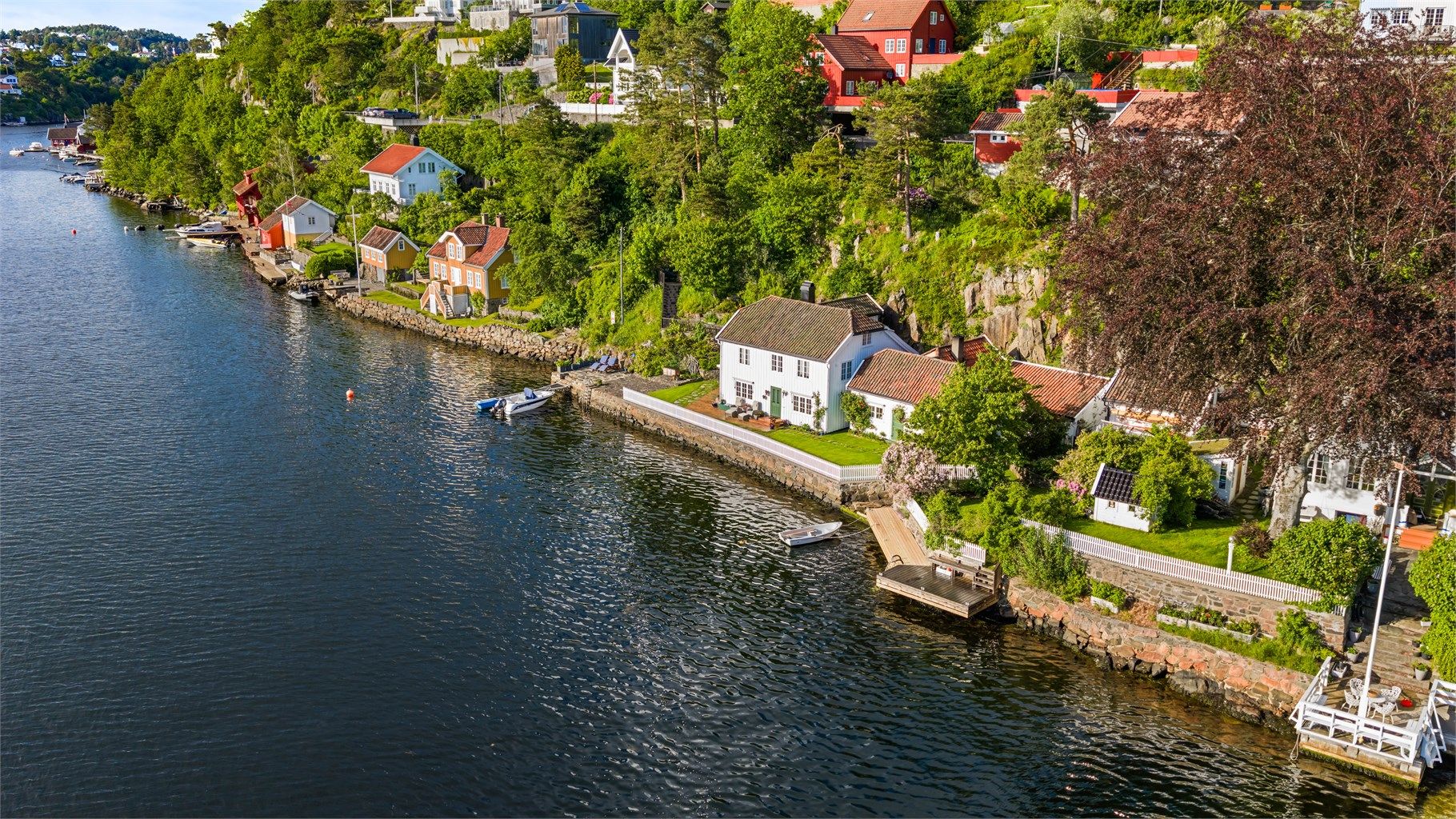 Eiendommen er nærmeste nabo til Gabriel Scotts tidligere hjem "Maagereiret" og "Endresens Pensjonat" (syd). Fra sin opprinnelse var huset anneks til pensjonatet.