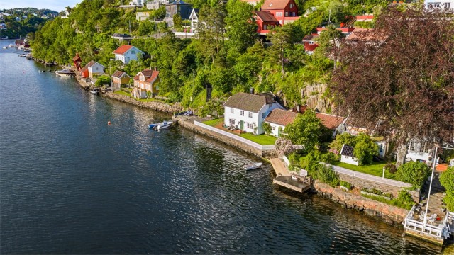 Eiendommen er nærmeste nabo til Gabriel Scotts tidligere hjem "Maagereiret" og "Endresens Pensjonat" (syd). Fra sin opprinnelse var huset anneks til pensjonatet.