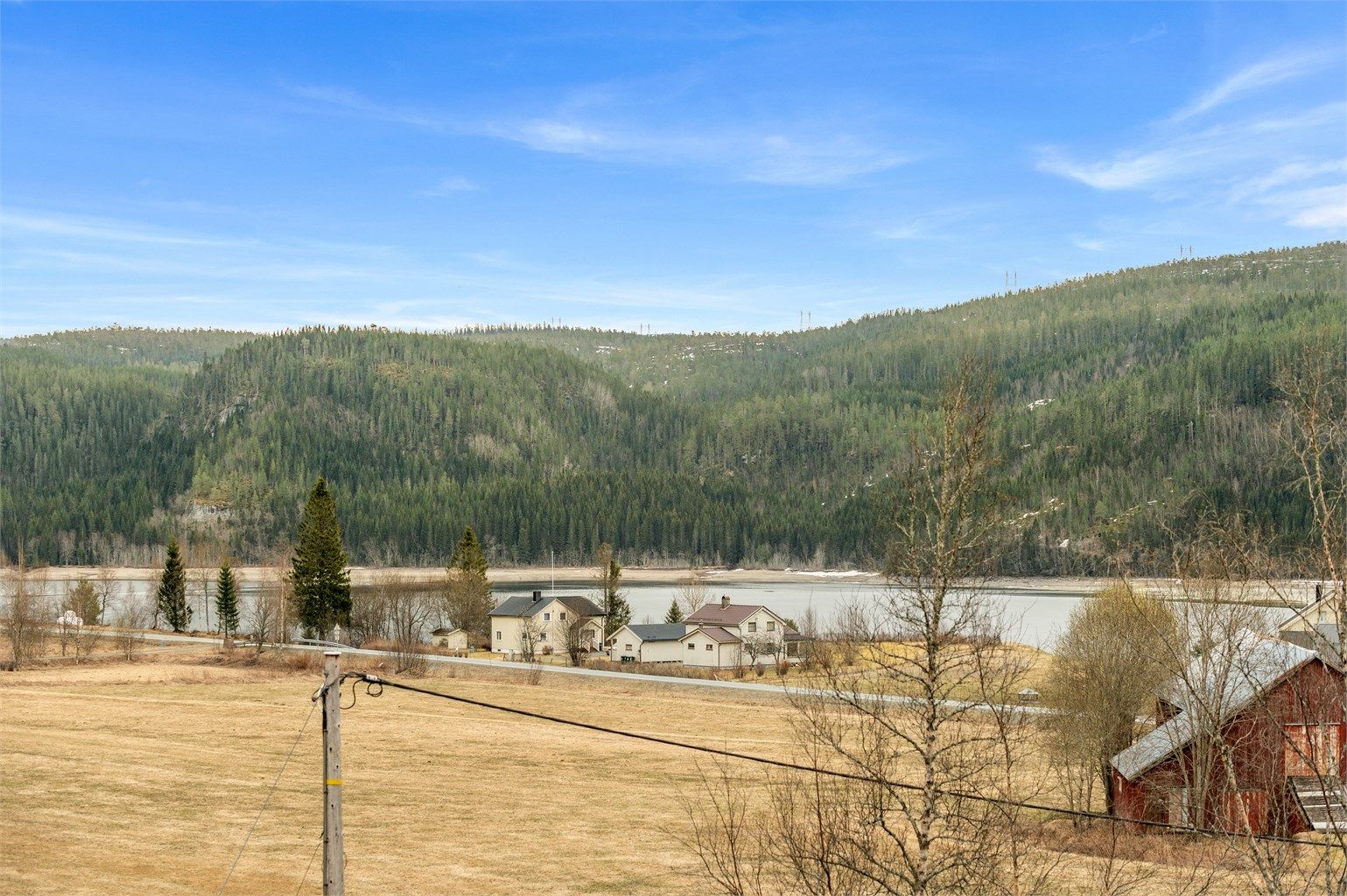 Eiendommen har en flott utsikt mot Selbusjøen og omkringliggende natur, som gir en fredelig og landlig ramme rundt boligen. Selger opplyser om solgang fra ca. kl. 07:00 - 20:30 på sommerstid.
