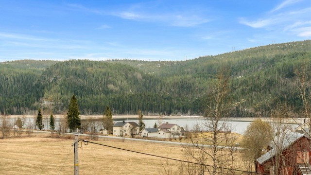 Eiendommen har en flott utsikt mot Selbusjøen og omkringliggende natur, som gir en fredelig og landlig ramme rundt boligen. Selger opplyser om solgang fra ca. kl. 07:00 - 20:30 på sommerstid.