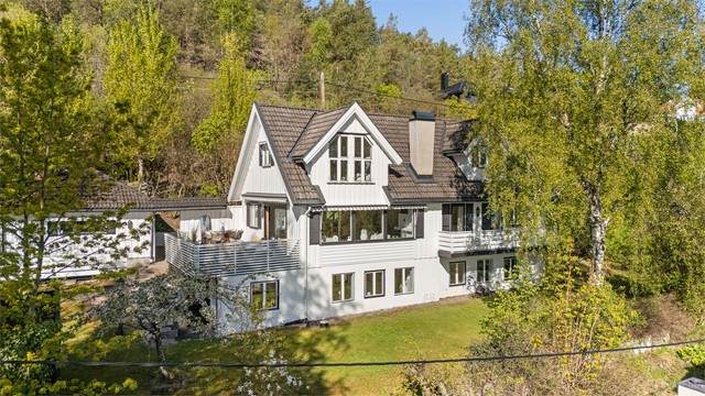 Eiendommen ligger i naturskjønne omgivelser med nærhet til både sjøen og rekreasjonsområder, i et stille og særdeles barnevennlig villaområde. Dette er et område som passer godt for deg som ønsker en sjelden kombinasjon av sjø, natur og nærhet til byen