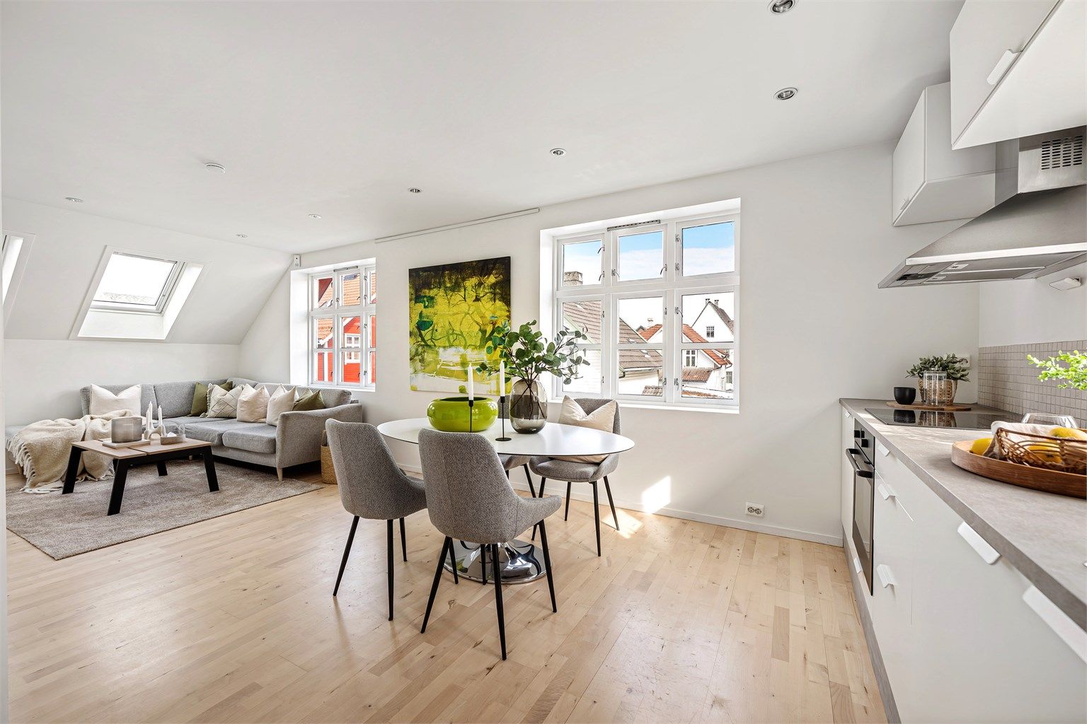 Leiligheten har gjennomgående slipt parkett på alle gulvflater, med unntak av bad hvor det er fliser.  I stue og kjøkken er det enkelt å møblere med både salong og spisebord. Et fint og åpent rom, for alle anledninger. 