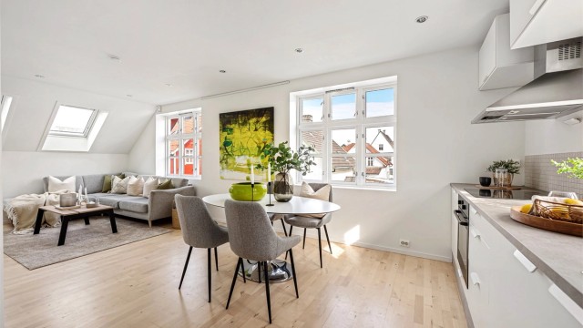 Leiligheten har gjennomgående slipt parkett på alle gulvflater, med unntak av bad hvor det er fliser. I stue og kjøkken er det enkelt å møblere med både salong og spisebord. Et fint og åpent rom, for alle anledninger.