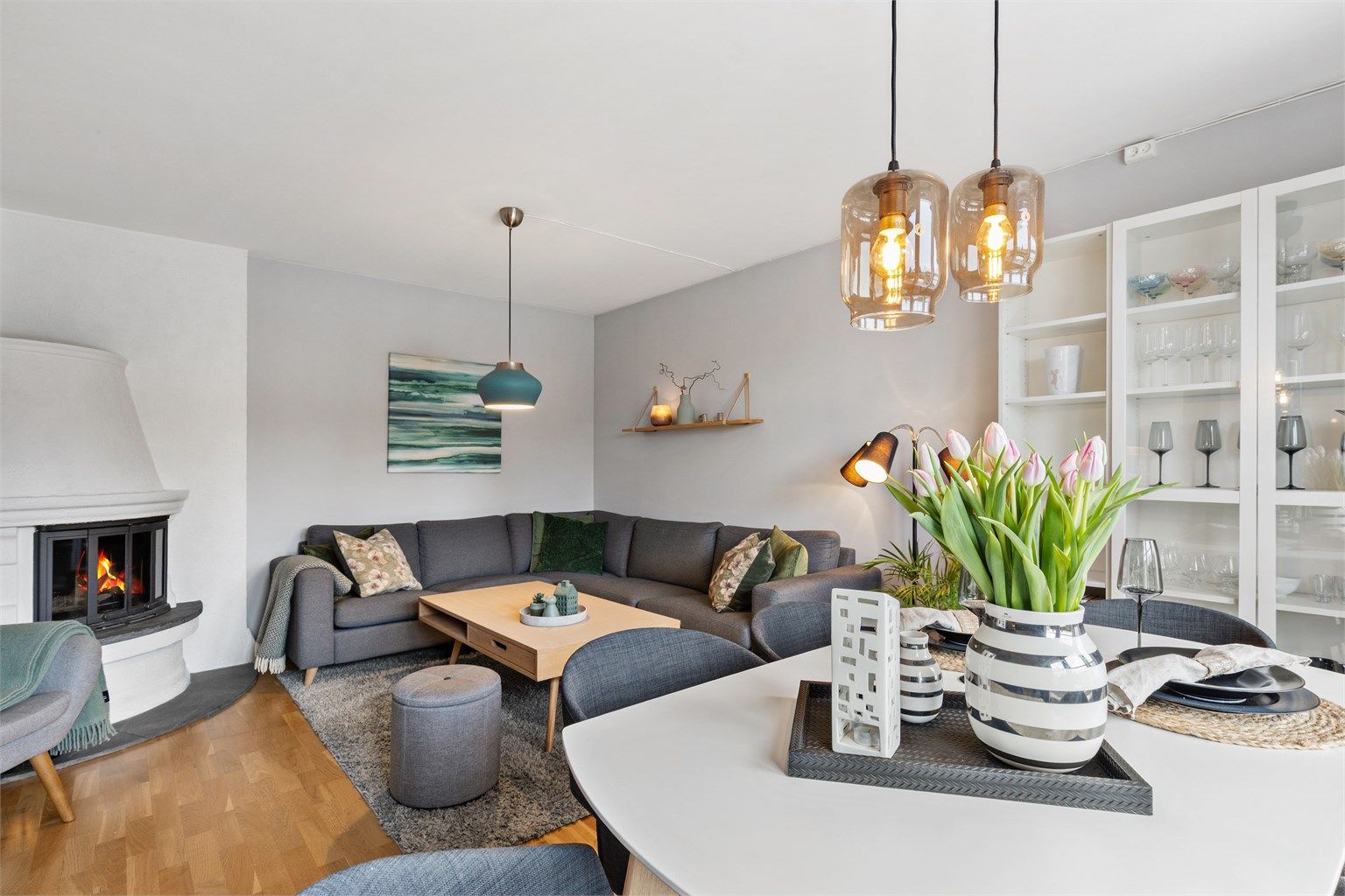 Stuen og kjøkkenet brer seg over hele planet i 1. etasje med plass til å møblere i soner.