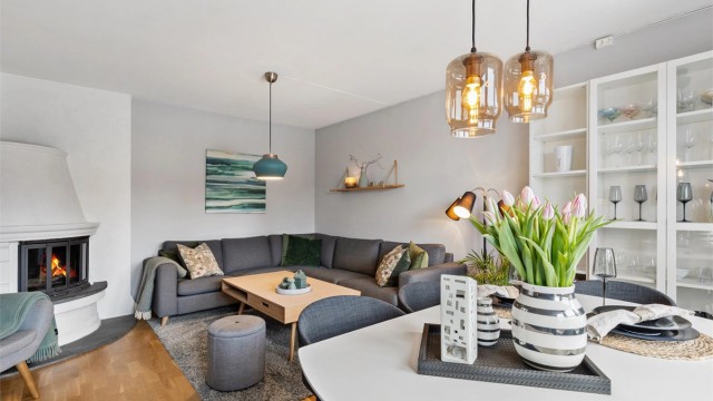 Stuen og kjøkkenet brer seg over hele planet i 1. etasje med plass til å møblere i soner.