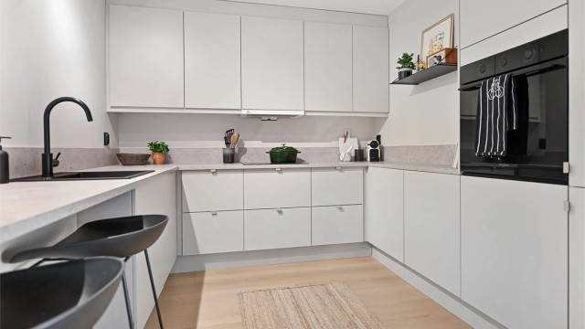 Kjøkkenet er designet med fokus på funksjonalitet, med rikelig skap- og skuffeplass.