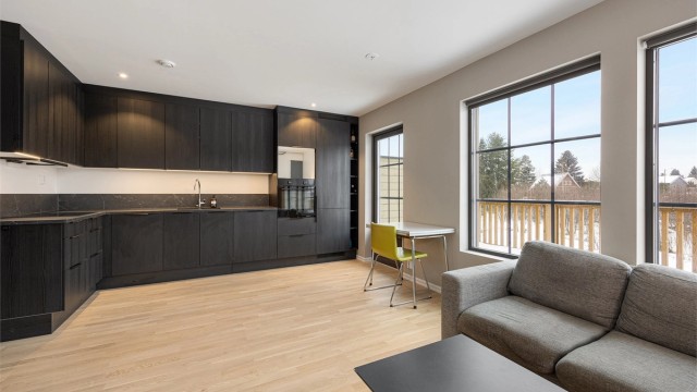 Store vindusflater og downlights i taket gir gode lysforhold i hele rommet.