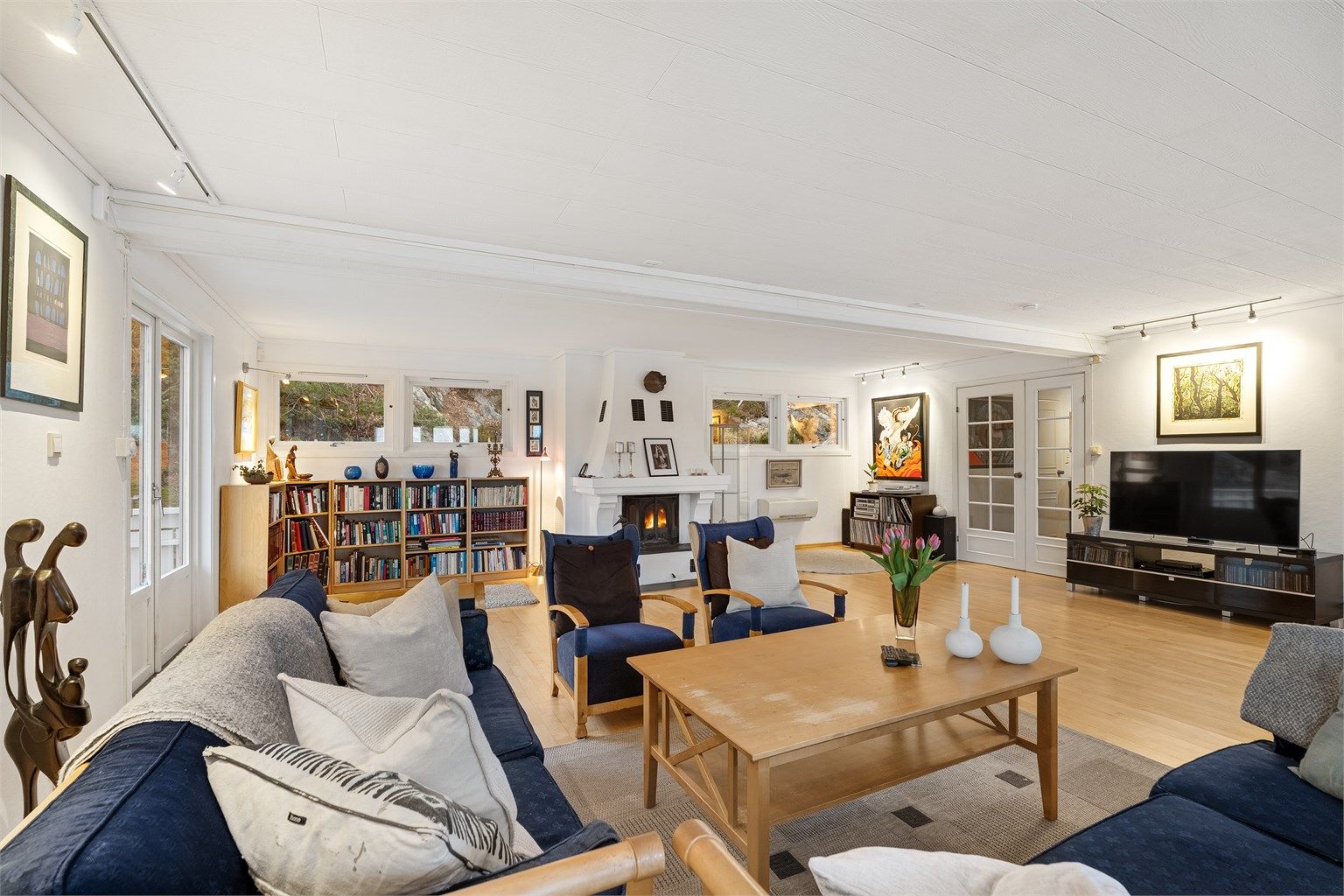 Stuen fremstår lett møblerbart med flere naturlige soner.