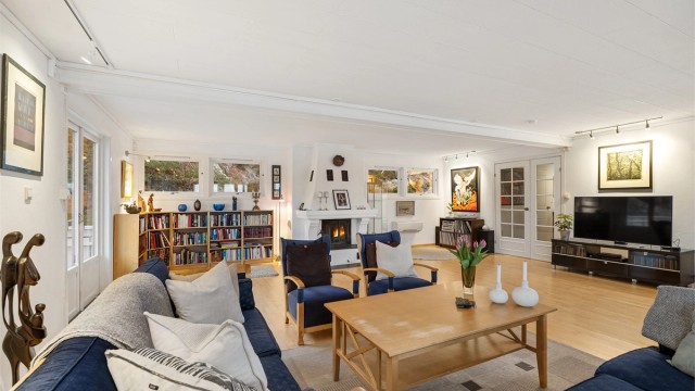 Stuen fremstår lett møblerbart med flere naturlige soner.