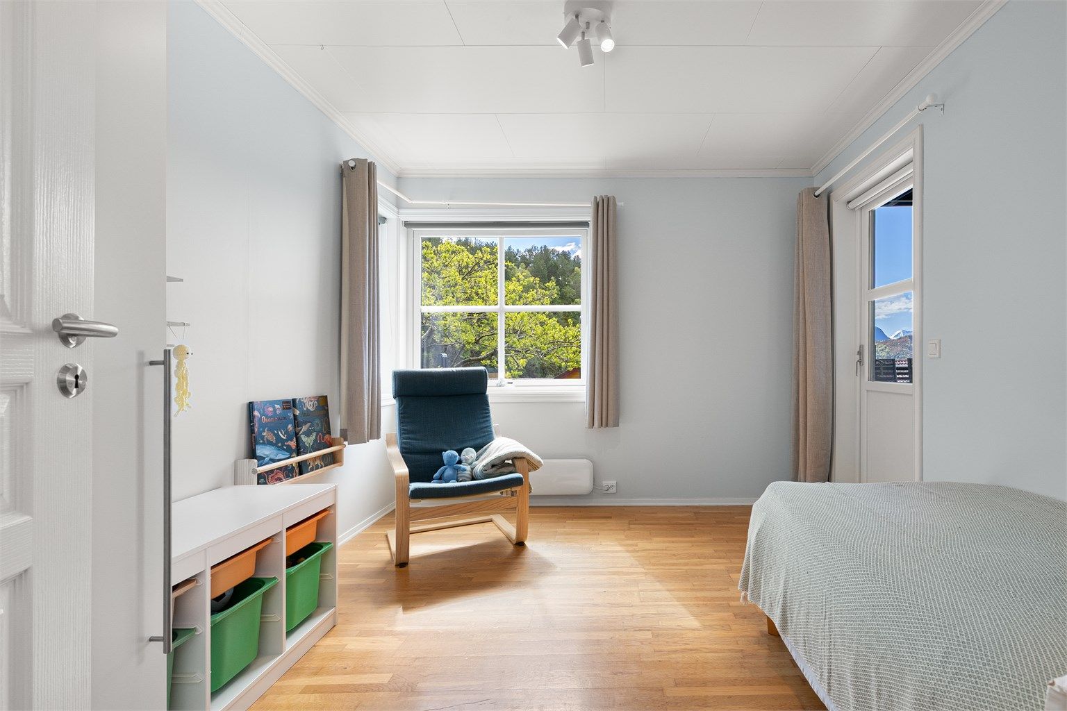Rommet har plass til både seng og garderobeløsning.