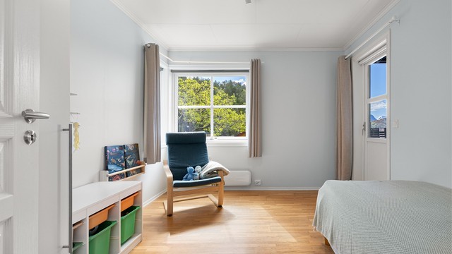 Rommet har plass til både seng og garderobeløsning.