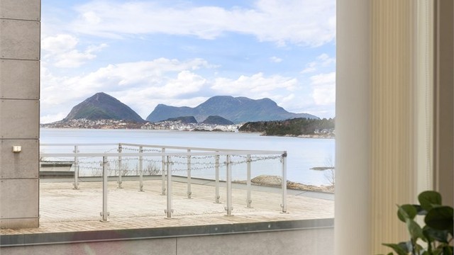 Flott utsikt mot vest fra loftstuen i 3. etasje