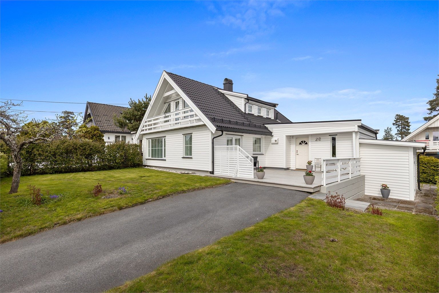 Robin Lauritzen v/ Krogsveen Eiendomsmegling har gleden av å presentere Almeveien 28! Foto: Pål Aanerud