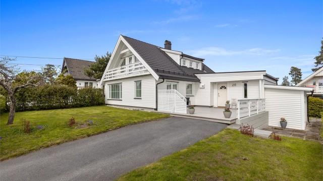 Robin Lauritzen v/ Krogsveen Eiendomsmegling har gleden av å presentere Almeveien 28! Foto: Pål Aanerud