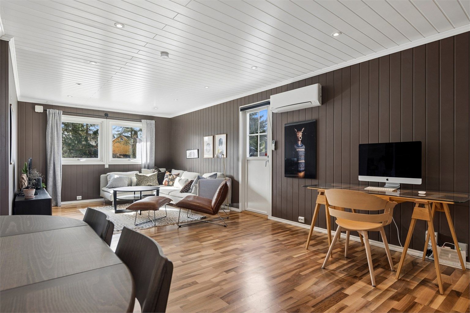 Boligen har et moderne uttrykk med stilrene fargevalg, åpen stue- og kjøkkenløsning, to soverom, bad og bod/walk-in-closet. (Foto: EFKT v/Jonas Hasselgren)