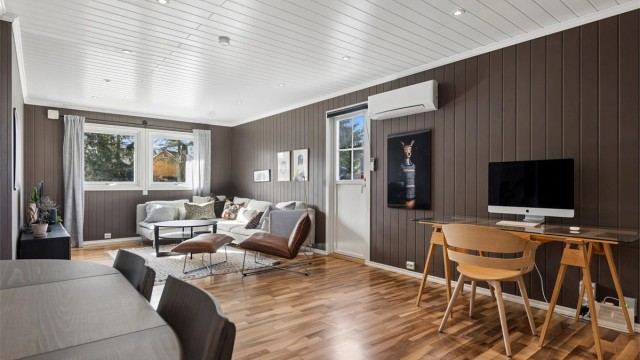 Boligen har et moderne uttrykk med stilrene fargevalg, åpen stue- og kjøkkenløsning, to soverom, bad og bod/walk-in-closet. (Foto: EFKT v/Jonas Hasselgren)