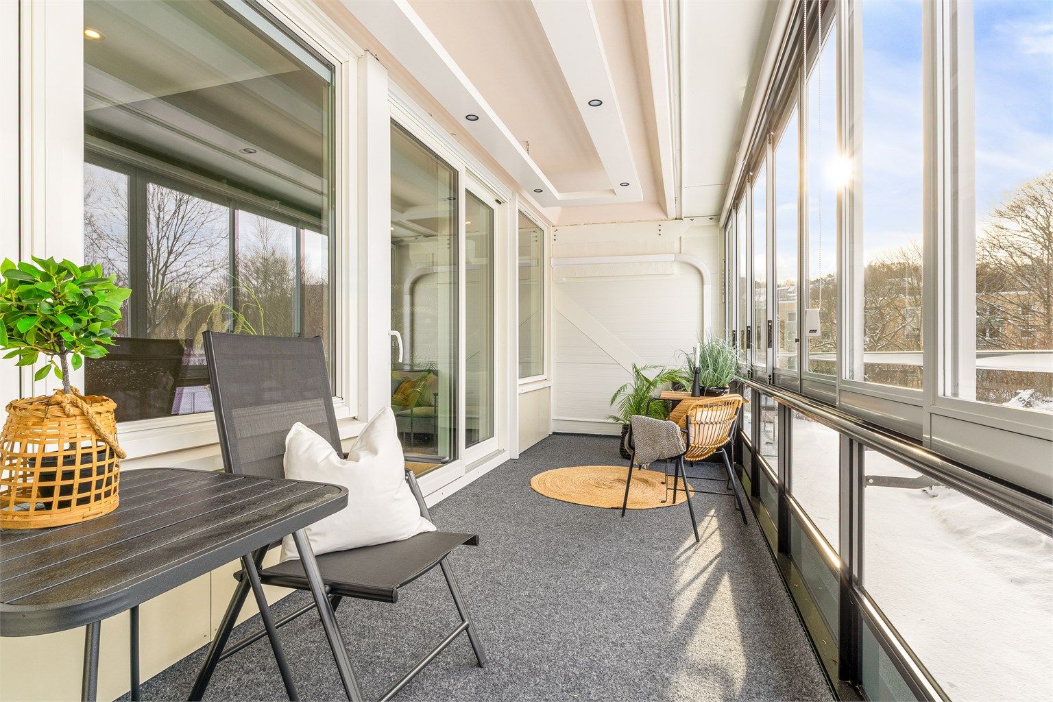 Fra stue er det utgang til innglasset balkong på hele 14 kvm