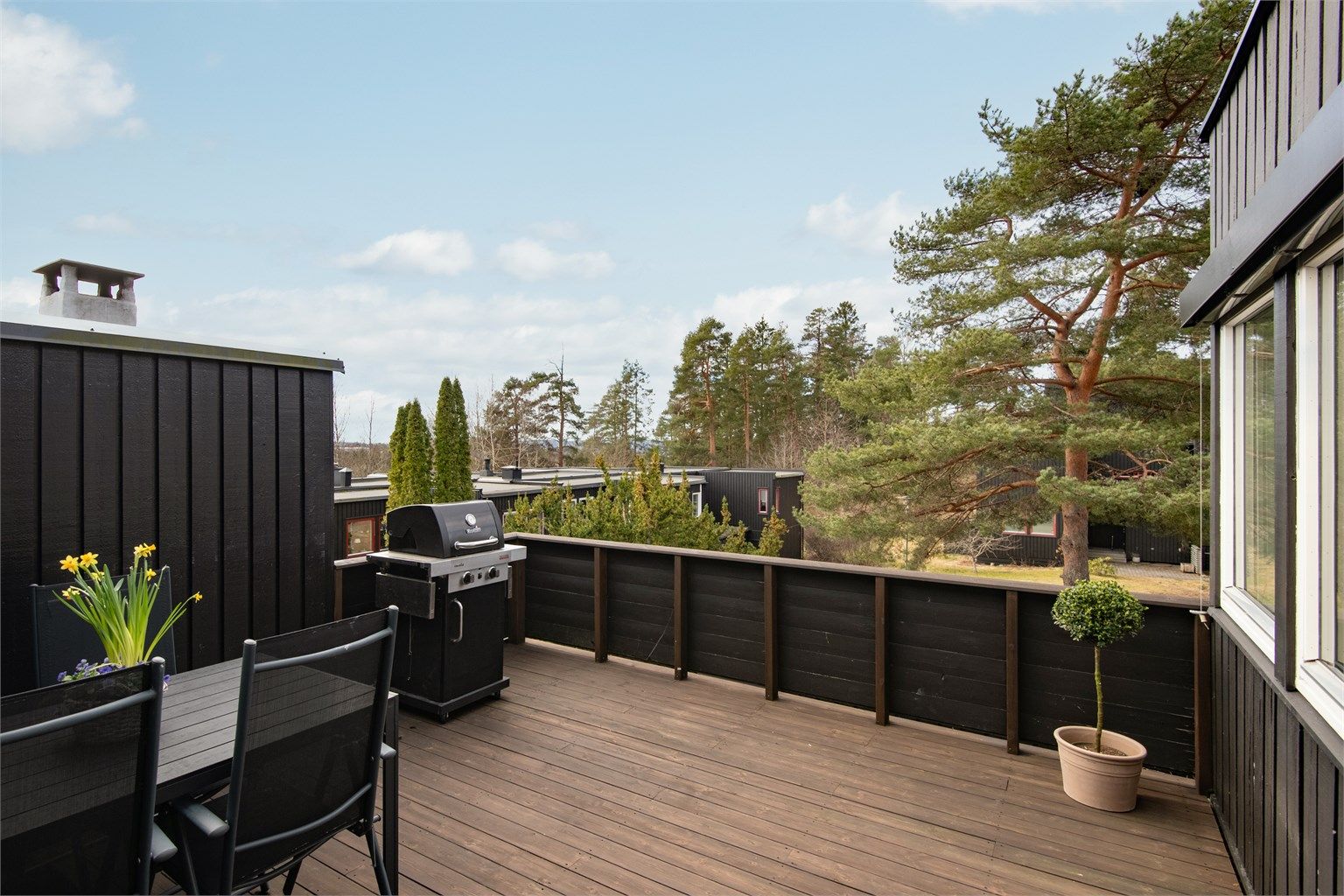 Rekkehuset går over to plan og har en romslig terrasse på 16 m² med utgang fra stuen i andre etasje.
