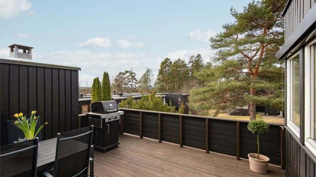 Rekkehuset går over to plan og har en romslig terrasse på 16 m² med utgang fra stuen i andre etasje.