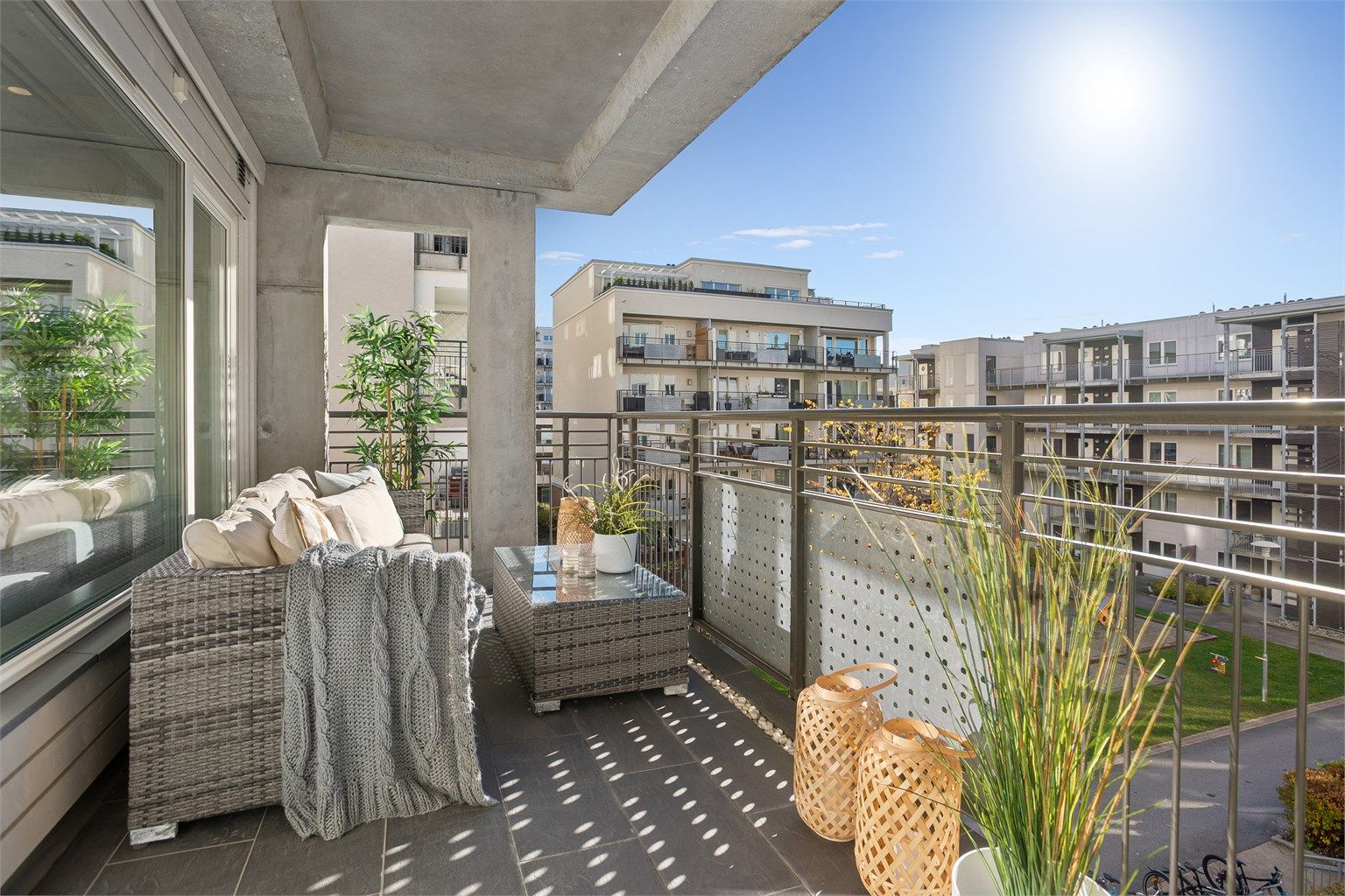 Balkong med flislagt gulv og mulighet for gassgrill 