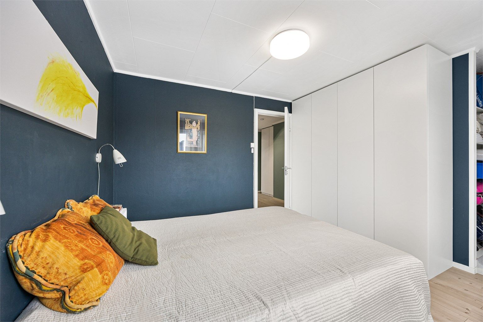 En stor garderobe med glatte fronter gir rikelig med oppbevaringsplass.